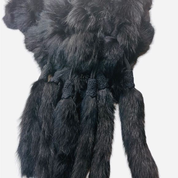 Beautiful fur pompom scarf with tassels - Picture 2 of 2